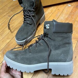 Women’s size 10 gray timberland boots. Excellent condition never worn.